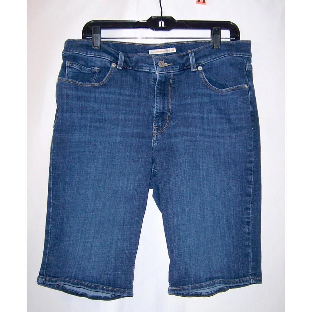 Levi's Women's Classic Bermuda Shorts Med Wash-Waist 32"
